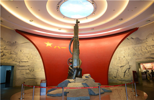 南昌八一起义纪念馆里的圆雕《石破天惊》